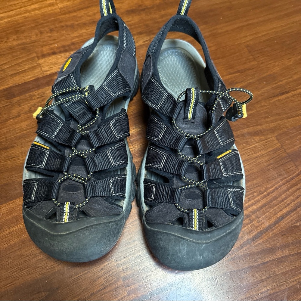 KEEN Men's Newport H2 Closed Toe Black Water Sandal Men's Size 9